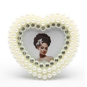 A216. Small Pearl Heart Frame